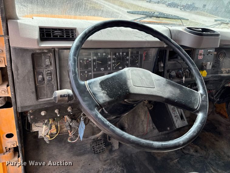 image for item EM3612 2002 International 2554  dump truck