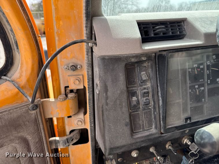 image for item EM3612 2002 International 2554  dump truck