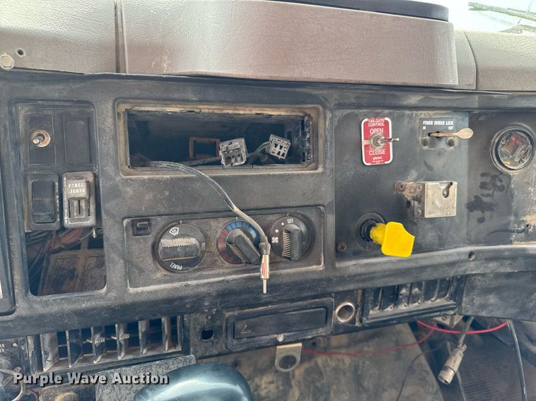 image for item EM3612 2002 International 2554  dump truck