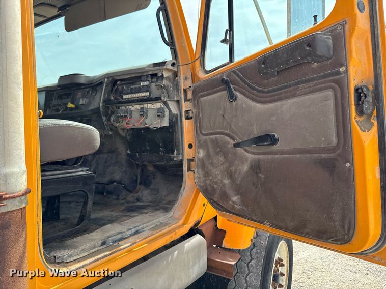 image for item EM3612 2002 International 2554  dump truck