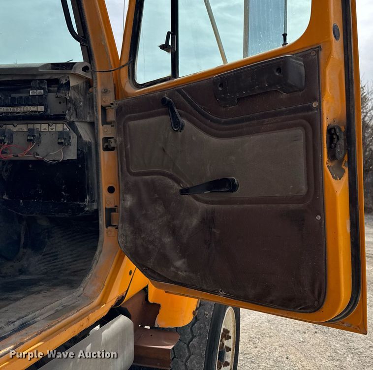 image for item EM3612 2002 International 2554  dump truck