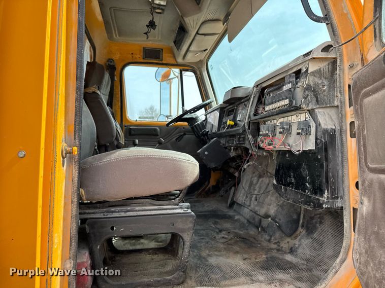 image for item EM3612 2002 International 2554  dump truck