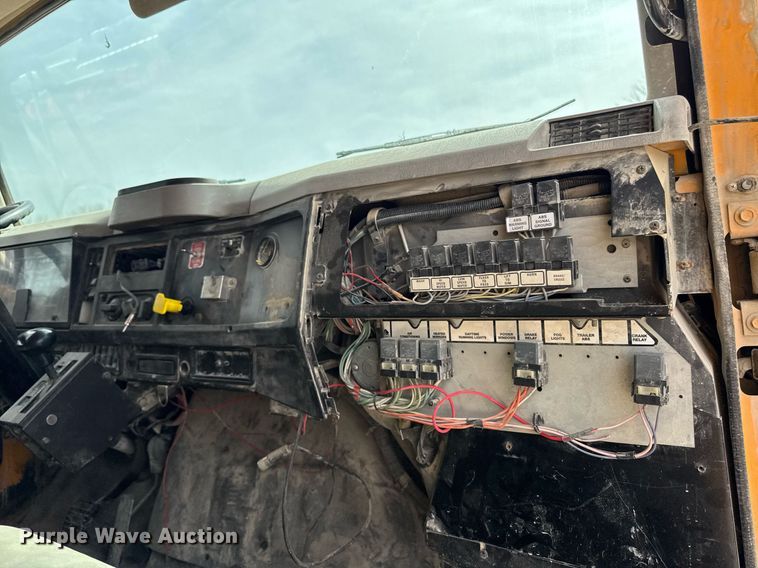 image for item EM3612 2002 International 2554  dump truck