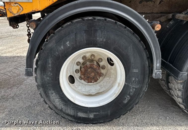 image for item EM3612 2002 International 2554  dump truck