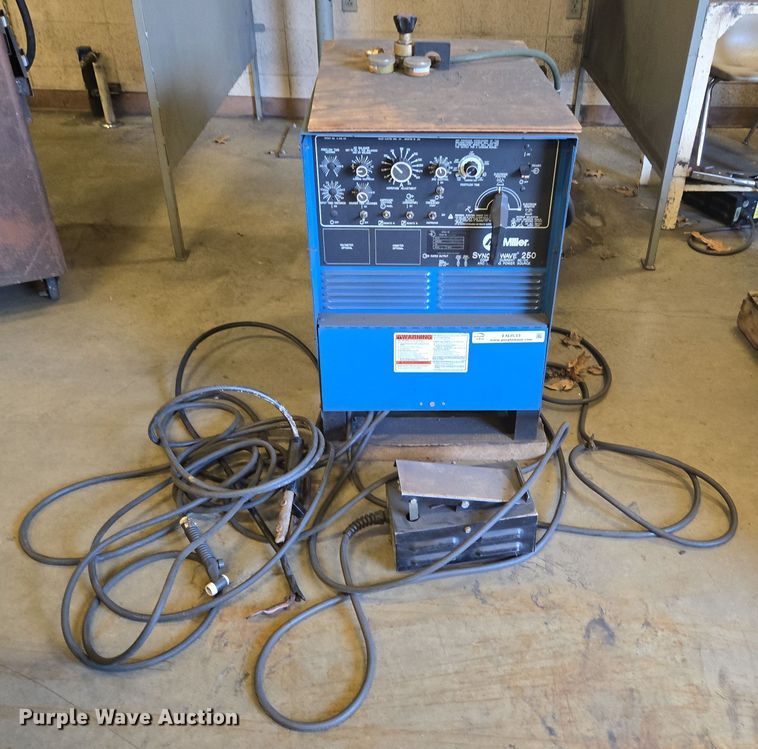 image for item EN3533 1990 Miller Syncrowave 250 welder
