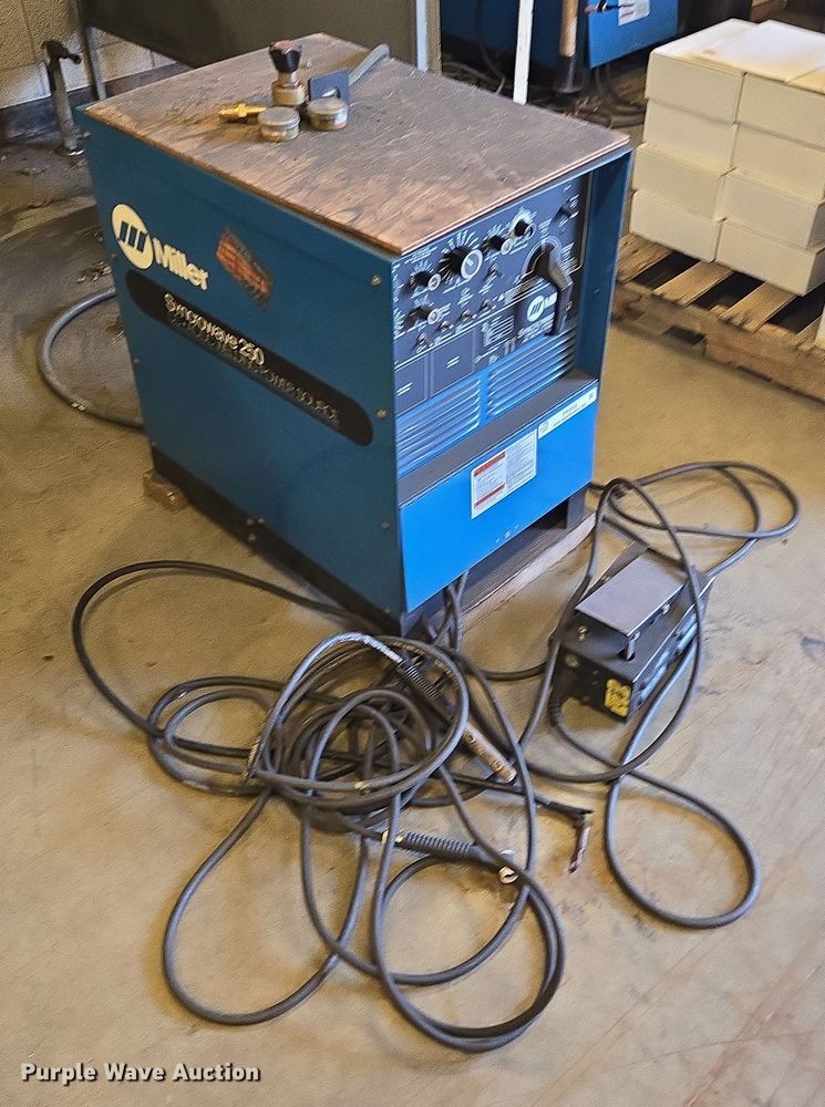 image for item EN3533 1990 Miller Syncrowave 250 welder