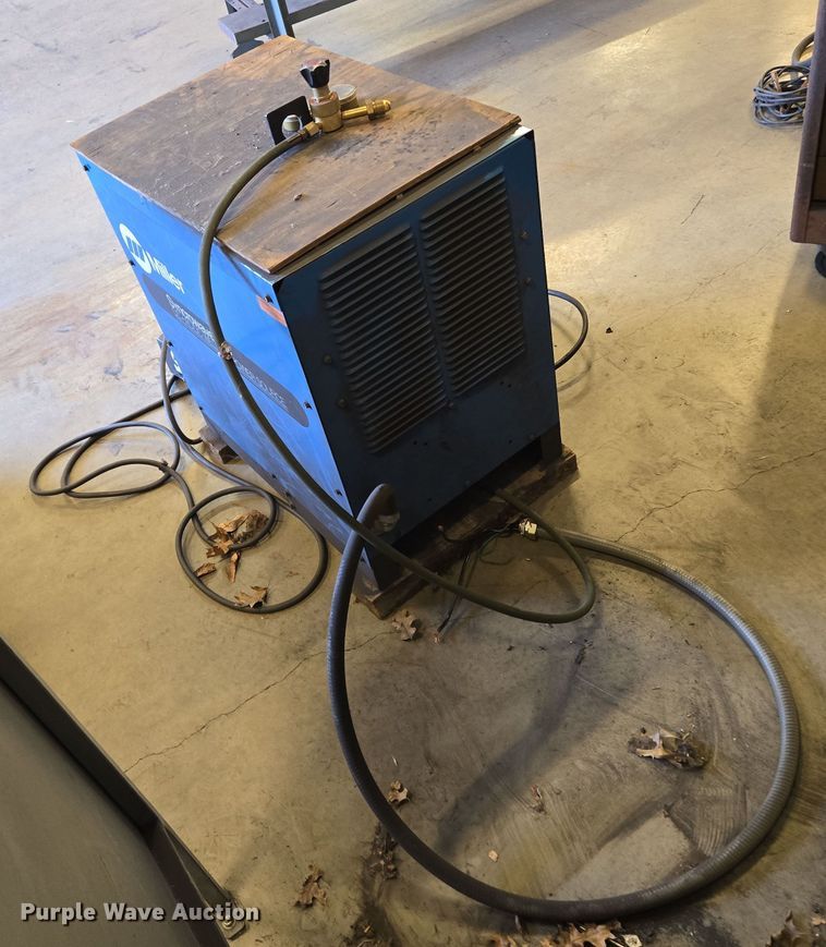 image for item EN3533 1990 Miller Syncrowave 250 welder