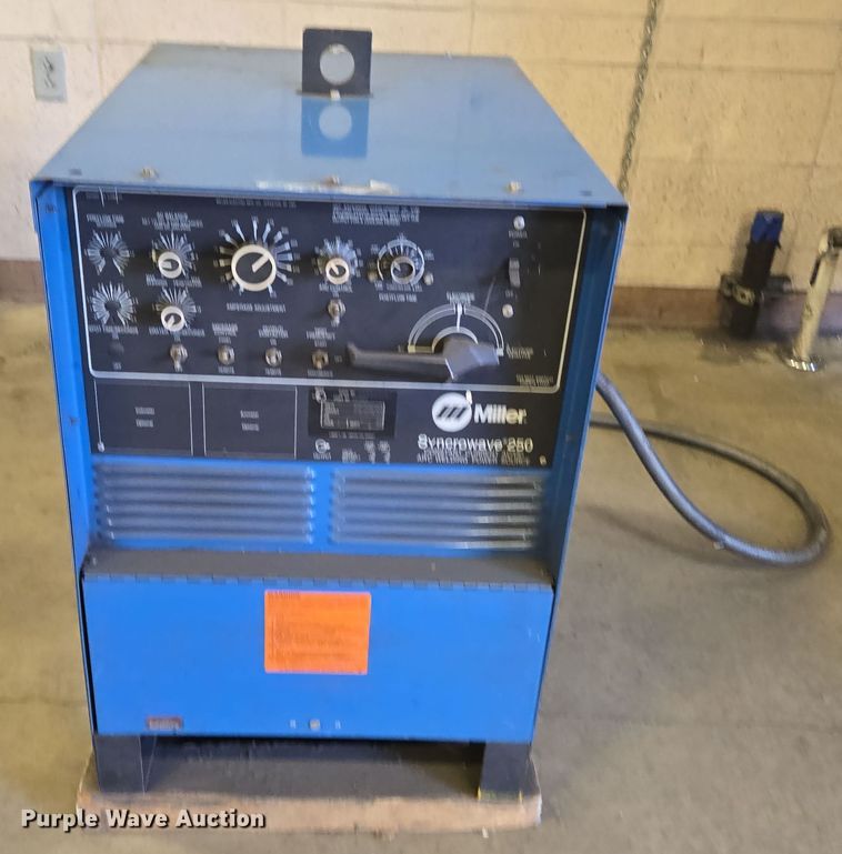 image for item EN3537 1988 Miller Syncrowave 250 welder