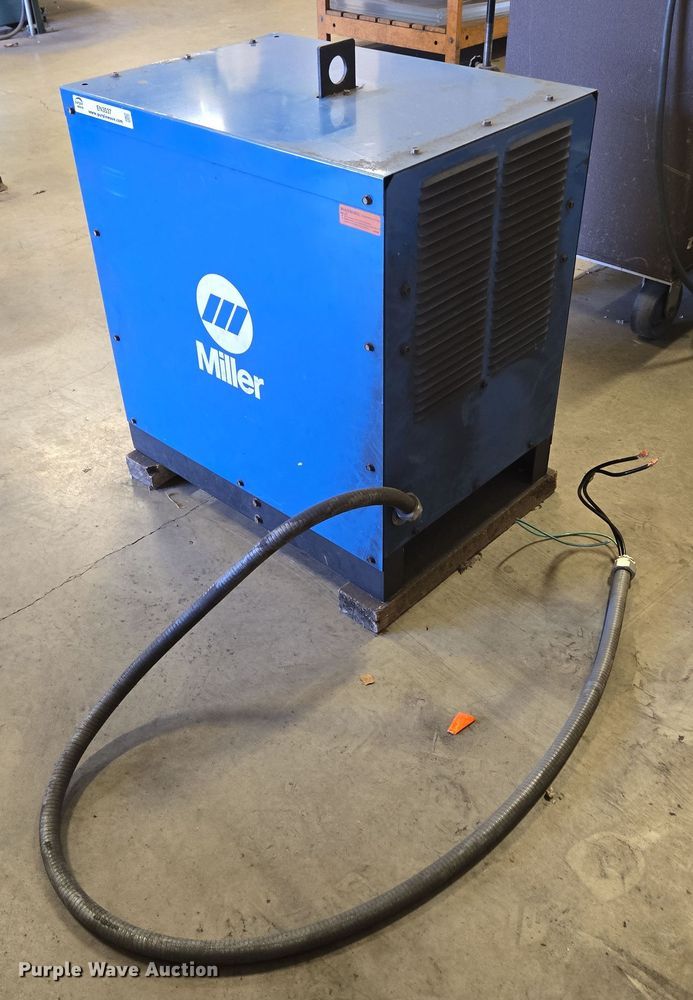 image for item EN3537 1988 Miller Syncrowave 250 welder