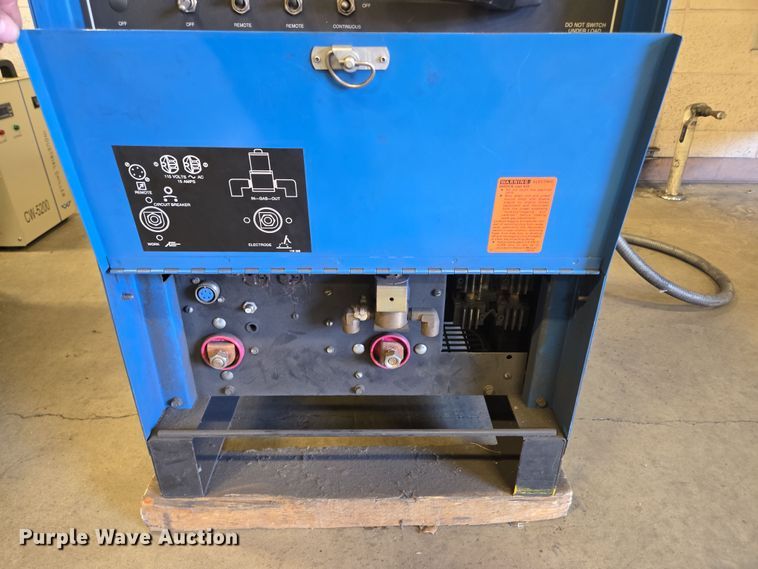 image for item EN3537 1988 Miller Syncrowave 250 welder