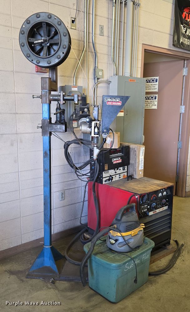 image for item EN3538 1996 Lincoln Electric DC-400 welder