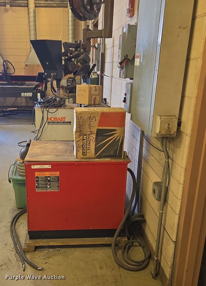 image for item EN3538 1996 Lincoln Electric DC-400 welder