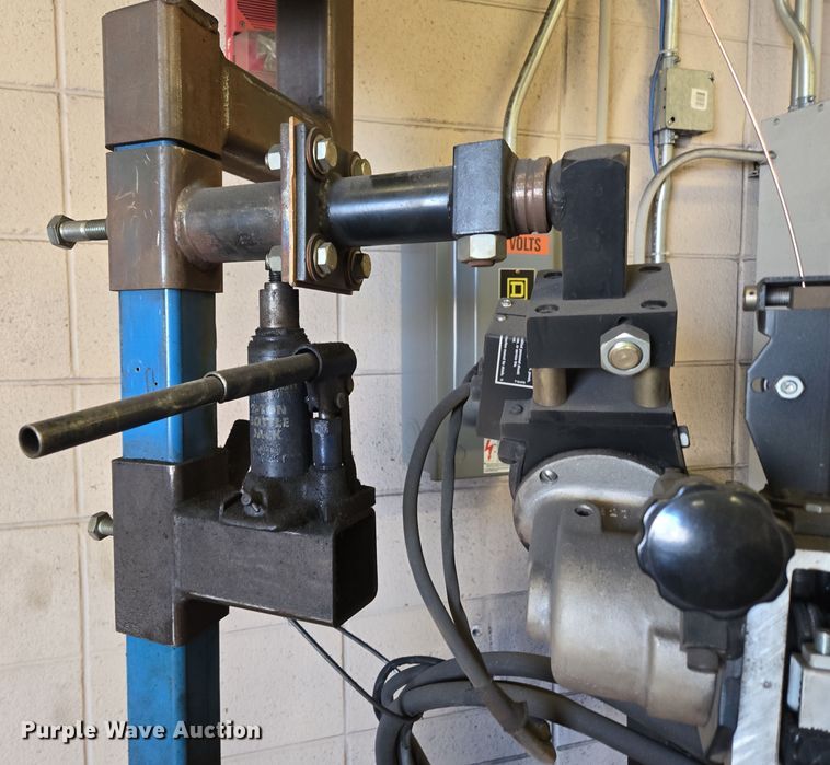 image for item EN3538 1996 Lincoln Electric DC-400 welder