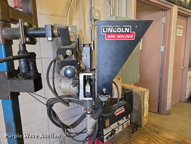 image for item EN3538 1996 Lincoln Electric DC-400 welder