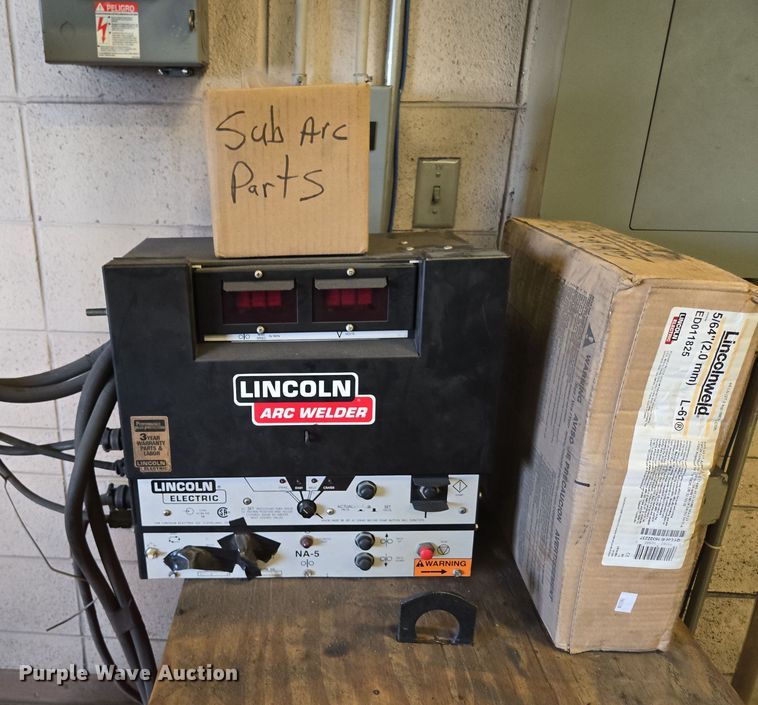 image for item EN3538 1996 Lincoln Electric DC-400 welder