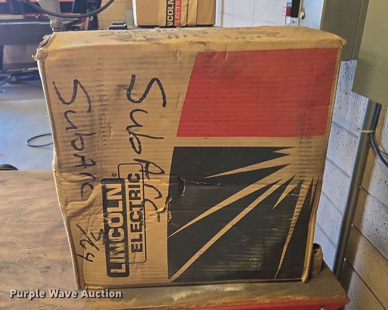 image for item EN3538 1996 Lincoln Electric DC-400 welder