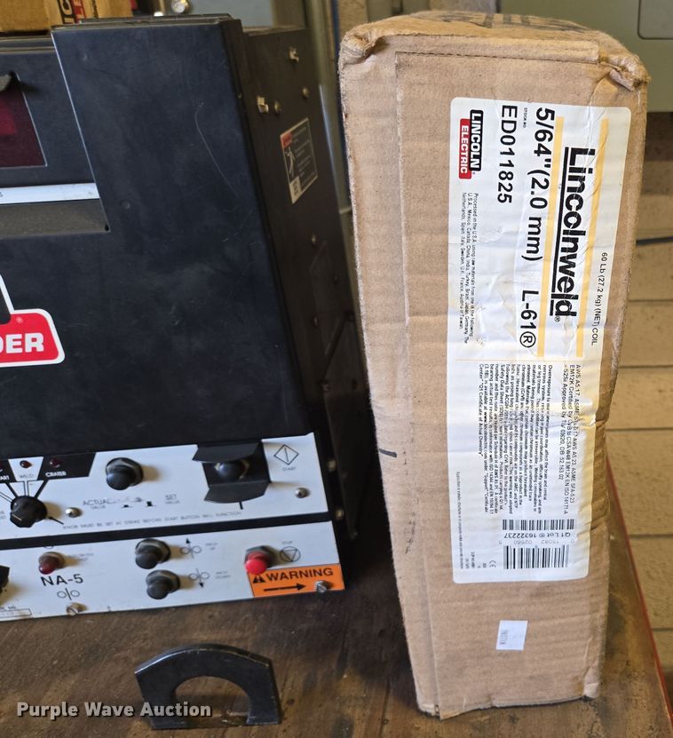 image for item EN3538 1996 Lincoln Electric DC-400 welder