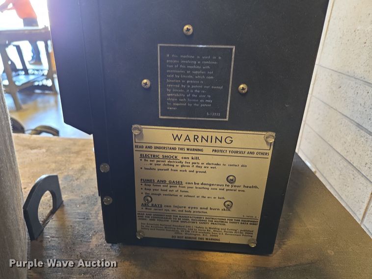 image for item EN3538 1996 Lincoln Electric DC-400 welder