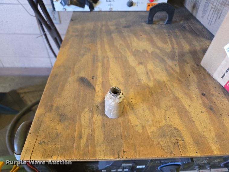 image for item EN3538 1996 Lincoln Electric DC-400 welder