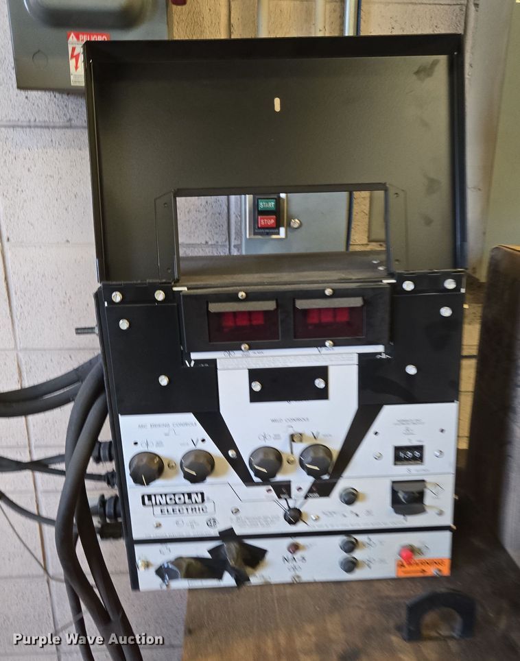 image for item EN3538 1996 Lincoln Electric DC-400 welder