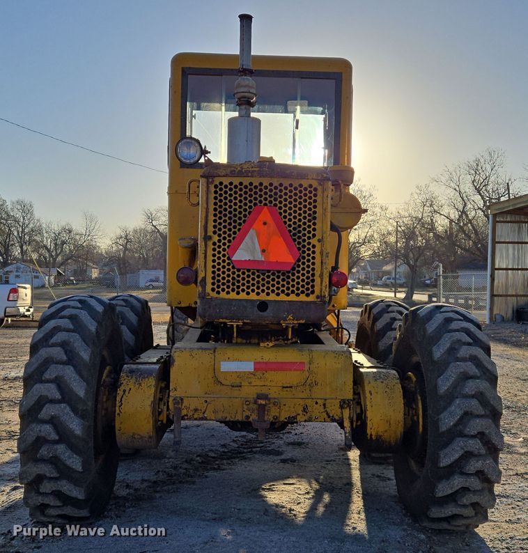 image for item EN8757 1961 Caterpillar 112 rigid frame motor grader