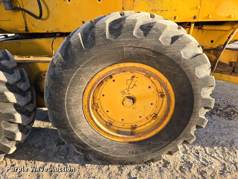 image for item EN8757 1961 Caterpillar 112 rigid frame motor grader