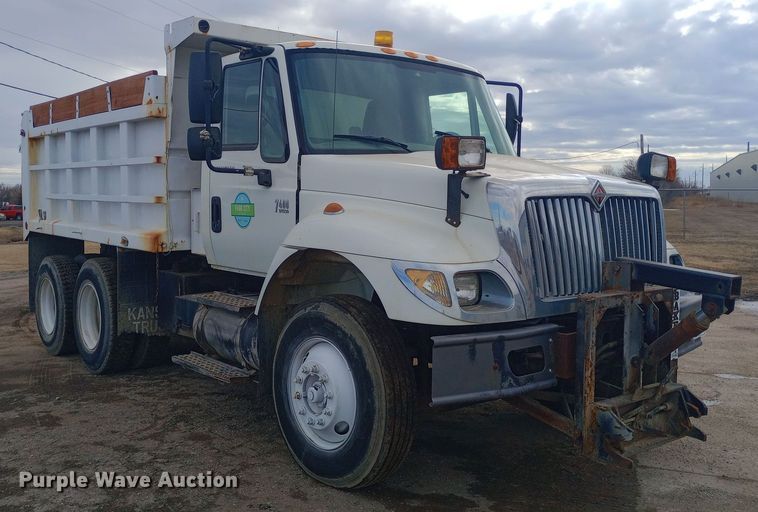 image for item EO0543 2004 International 7400 dump truck