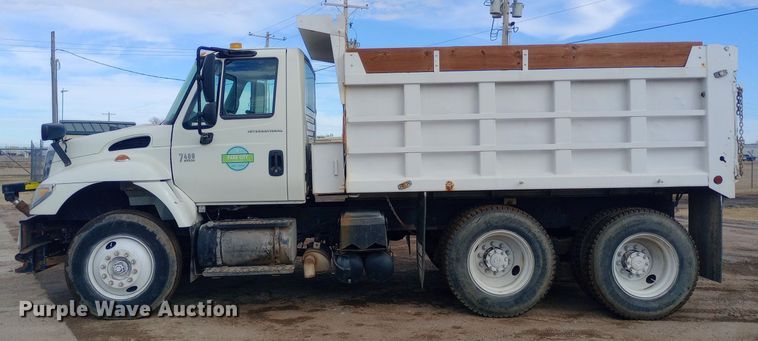 image for item EO0543 2004 International 7400 dump truck