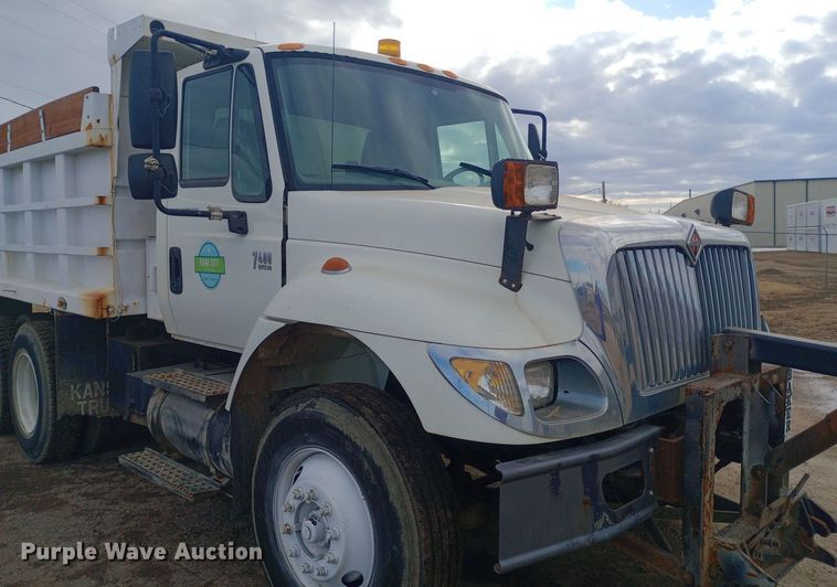 image for item EO0543 2004 International 7400 dump truck