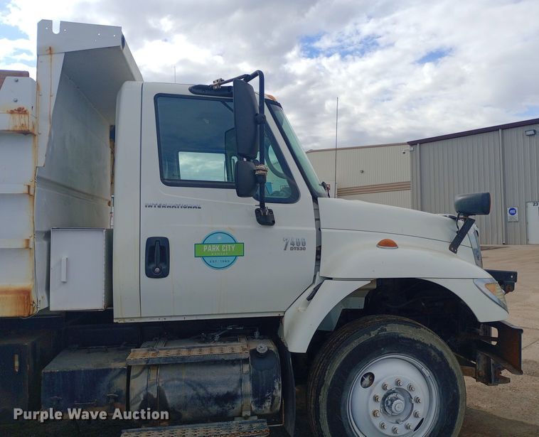 image for item EO0543 2004 International 7400 dump truck