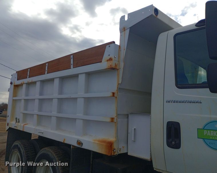 image for item EO0543 2004 International 7400 dump truck