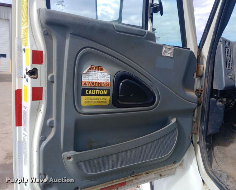 image for item EO0543 2004 International 7400 dump truck