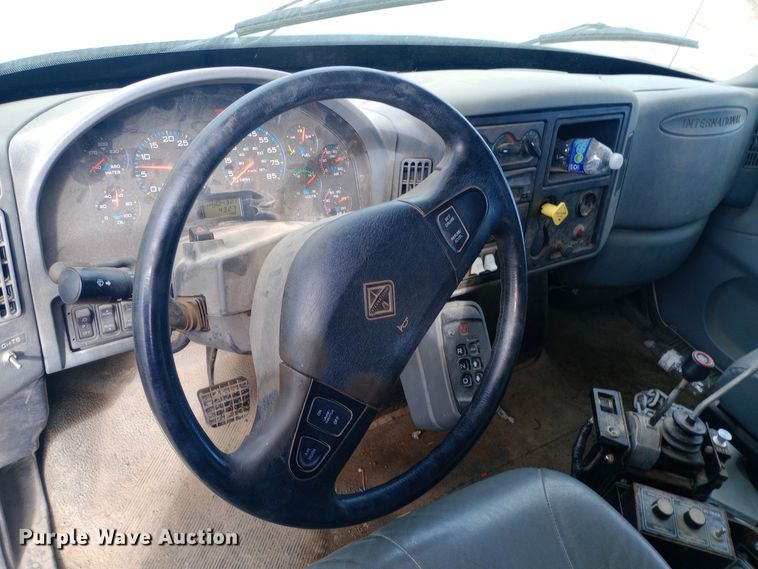 image for item EO0543 2004 International 7400 dump truck