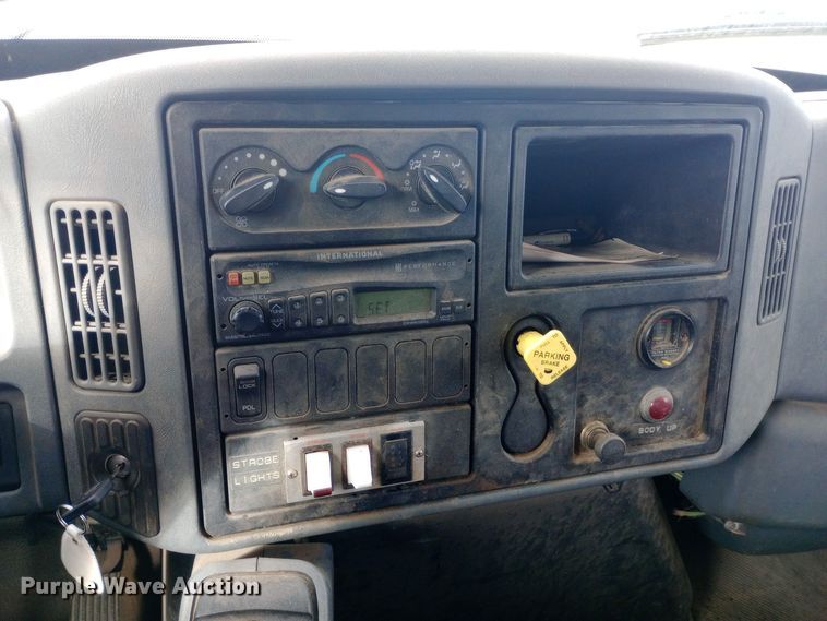 image for item EO0543 2004 International 7400 dump truck