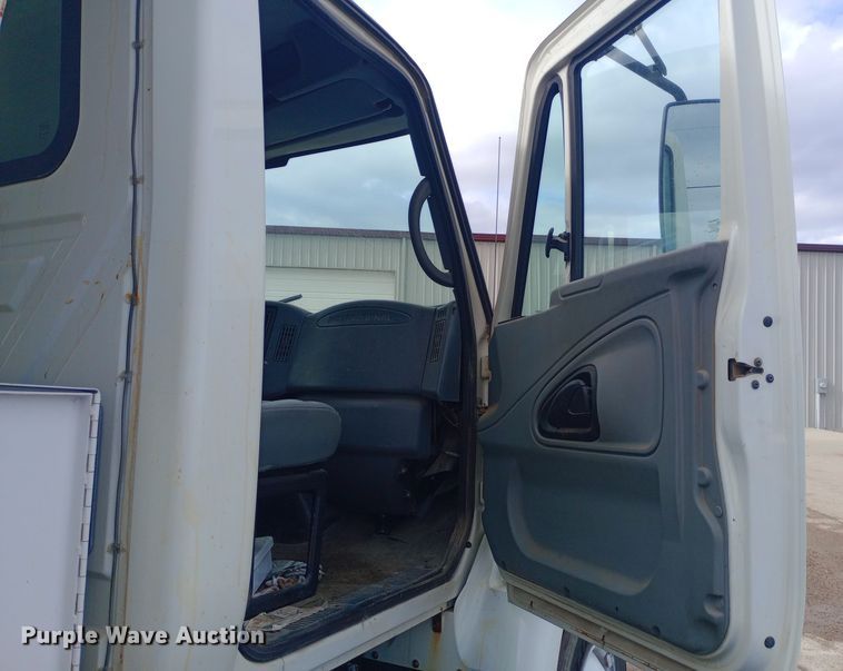 image for item EO0543 2004 International 7400 dump truck