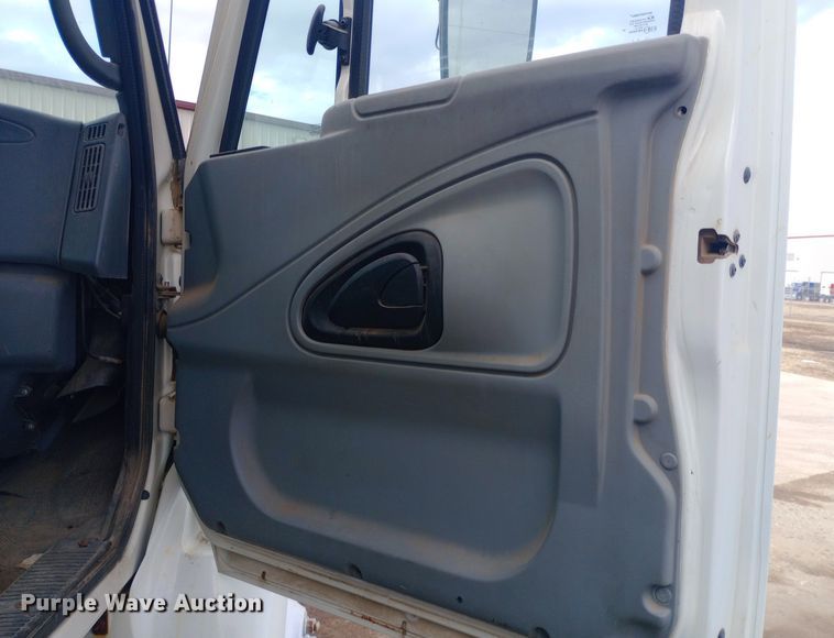 image for item EO0543 2004 International 7400 dump truck