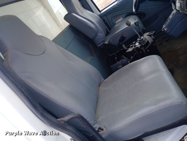 image for item EO0543 2004 International 7400 dump truck