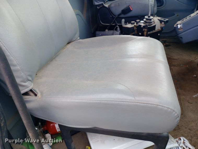 image for item EO0543 2004 International 7400 dump truck