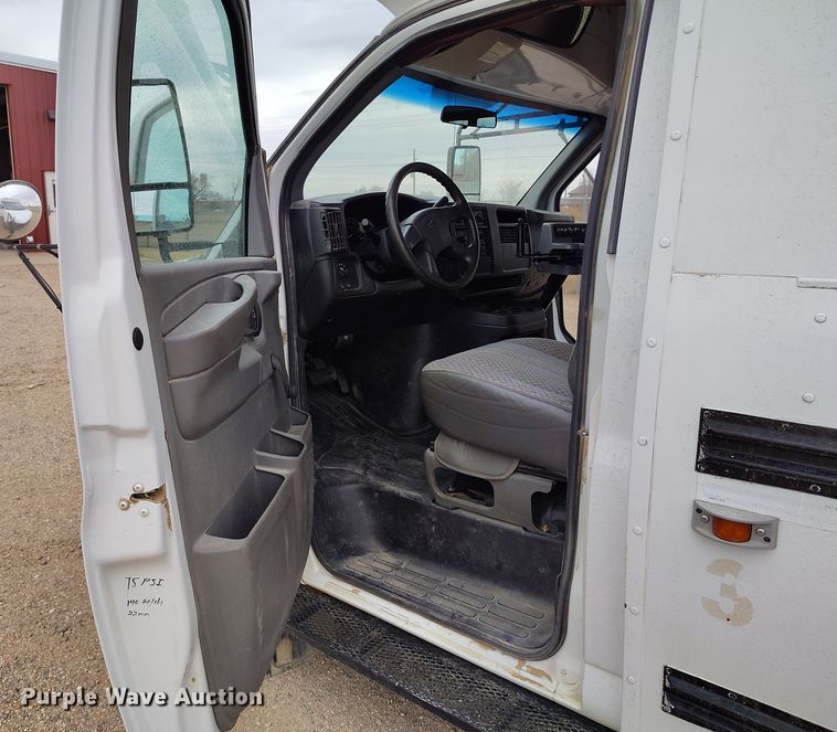 image for item EO9979 2003 Chevrolet Express 3500 school bus