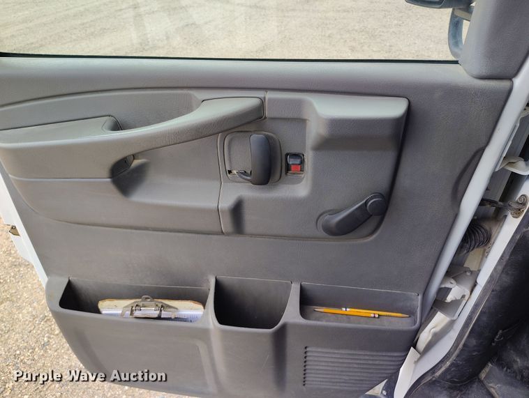 image for item EO9980 2005 Chevrolet Express G3500 school bus