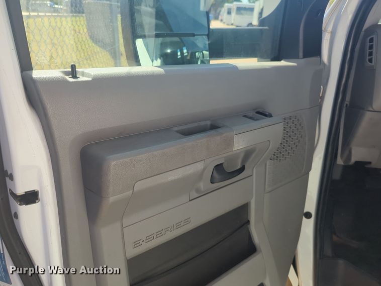 image for item EQ2211 2016 Ford Econoline E450 shuttle bus