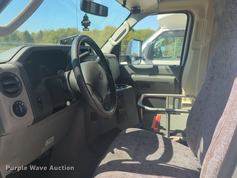 image for item EQ2211 2016 Ford Econoline E450 shuttle bus