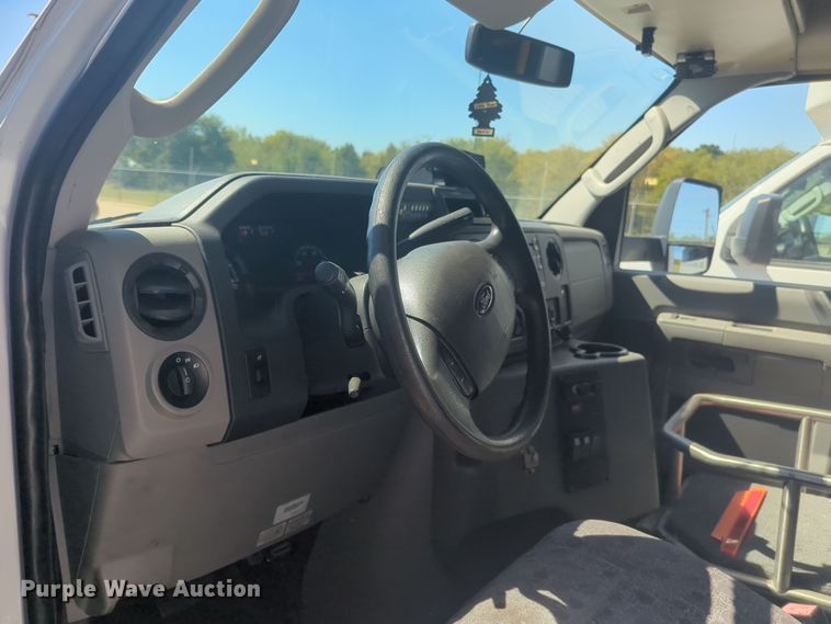 image for item EQ2211 2016 Ford Econoline E450 shuttle bus