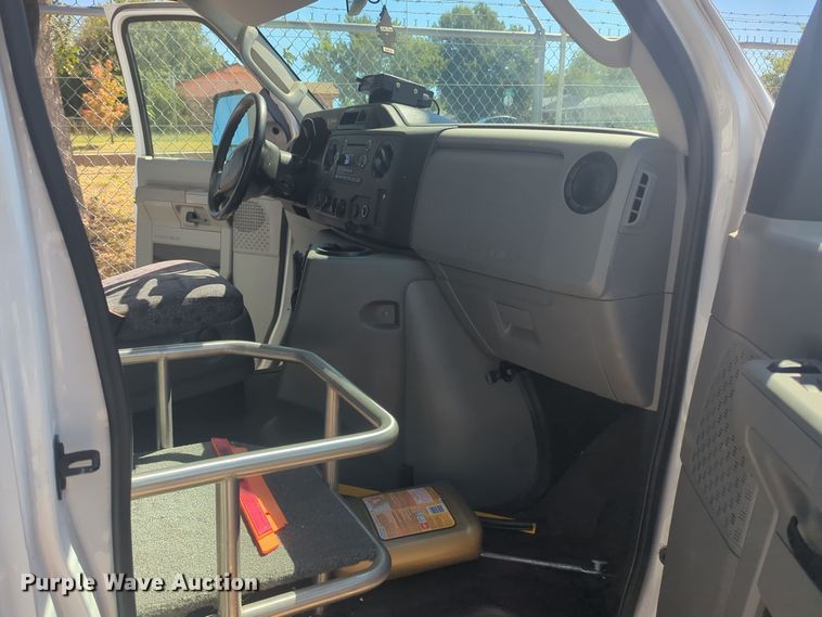 image for item EQ2211 2016 Ford Econoline E450 shuttle bus