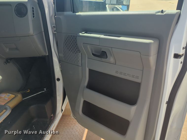 image for item EQ2211 2016 Ford Econoline E450 shuttle bus