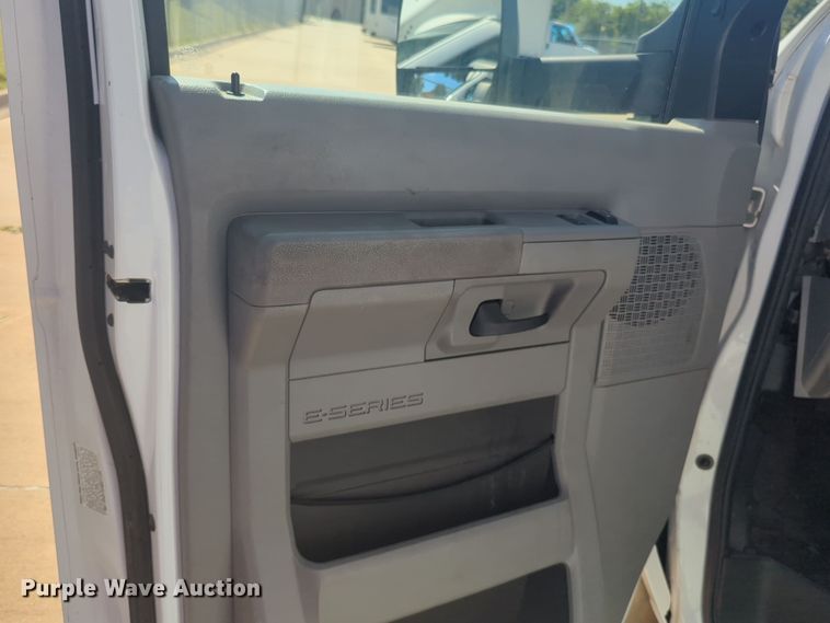 image for item EQ2212 2016 Ford Econoline E450 shuttle bus