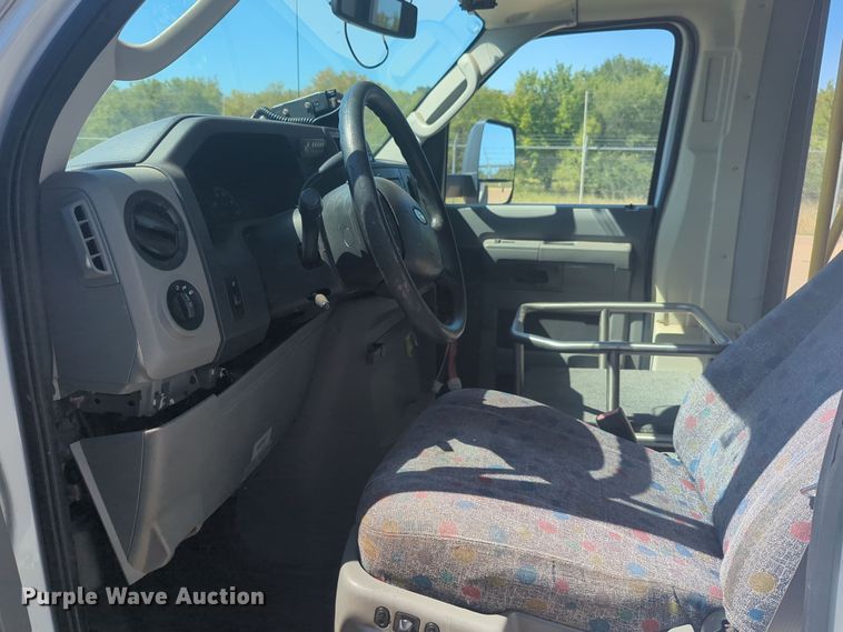 image for item EQ2212 2016 Ford Econoline E450 shuttle bus