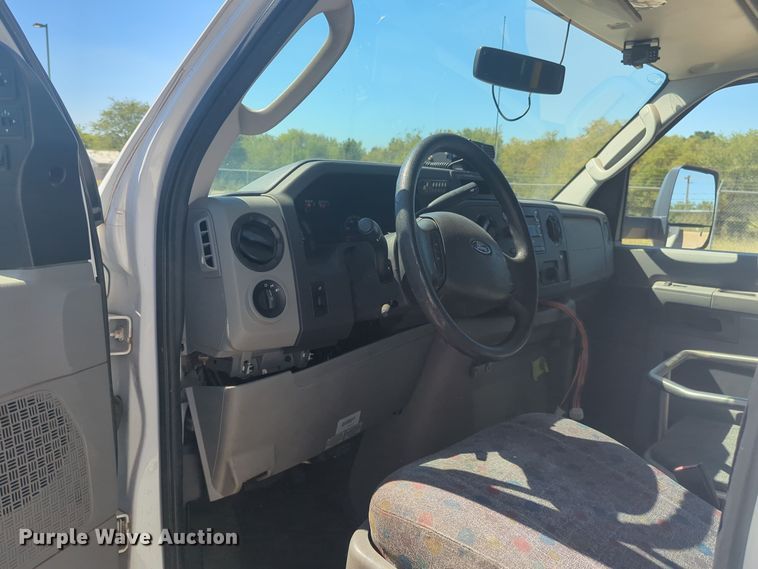 image for item EQ2212 2016 Ford Econoline E450 shuttle bus