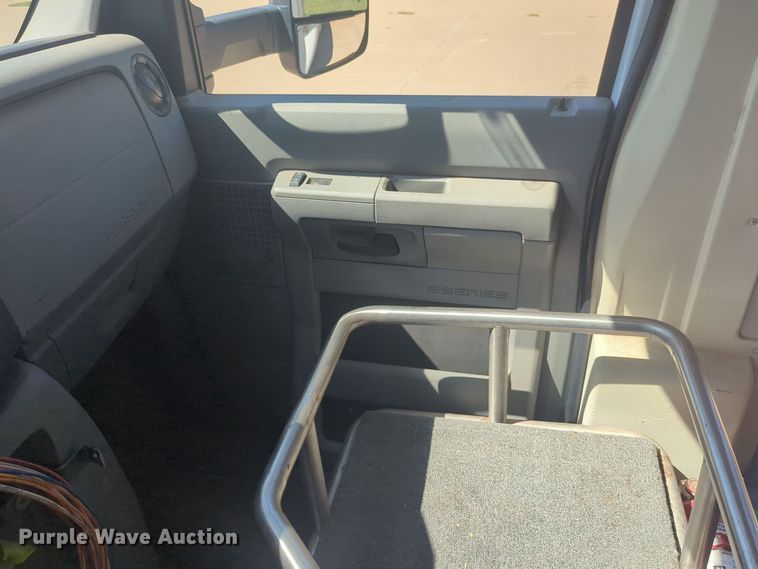 image for item EQ2212 2016 Ford Econoline E450 shuttle bus