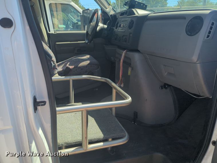 image for item EQ2212 2016 Ford Econoline E450 shuttle bus